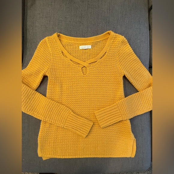 Aeropostale Sweaters - Aeropostale XS knit yellow sweater like NEW